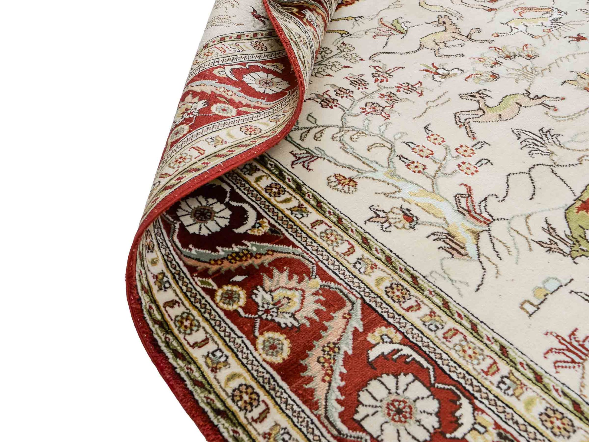 Feiner, handgeknüpfter Art Ghom aus Kunstseide. Ursprung China. Größe: 193 x 121 cm. Hauptfarben: Weiß, Creme, Rot. Vertrieb durch JUPITER Intl.