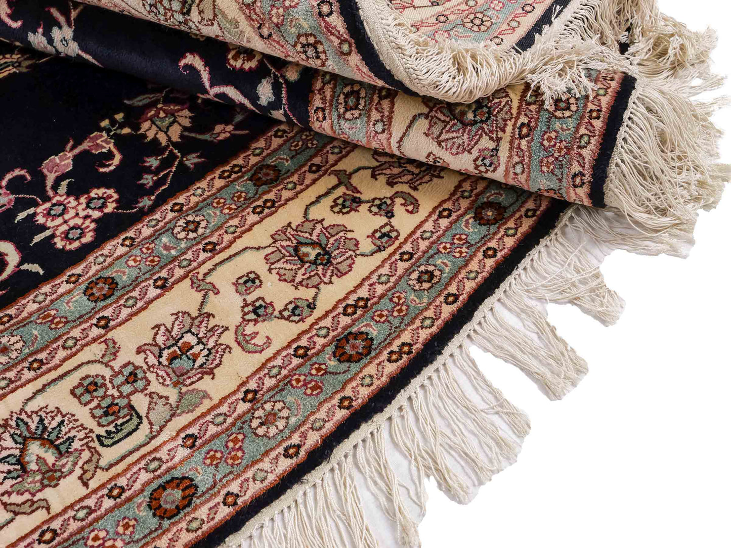 Sehr feiner, handgeknüpfter, ovaler, chinesischer Orientteppich mit Ghom Design aus Kunstseide, schwarz, creme. 238x153 cm. Verkauf durch Jupiter Intl.