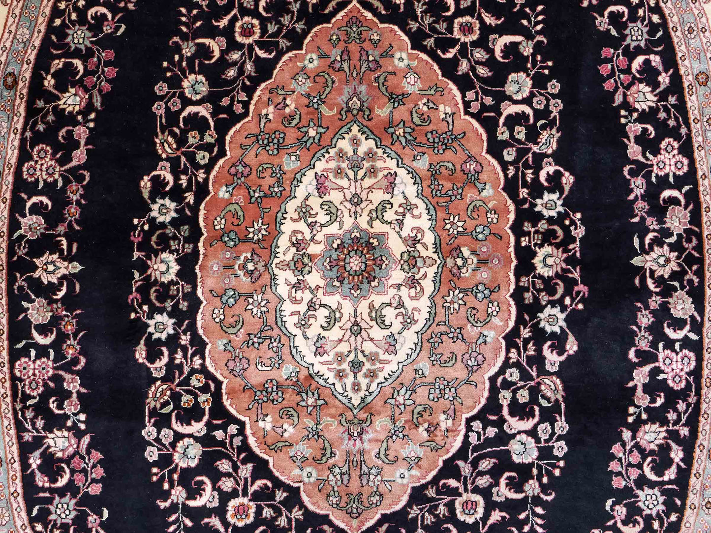 Sehr feiner, handgeknüpfter, ovaler, chinesischer Orientteppich mit Ghom Design aus Kunstseide, schwarz, creme. 238x153 cm. Verkauf durch Jupiter Intl.