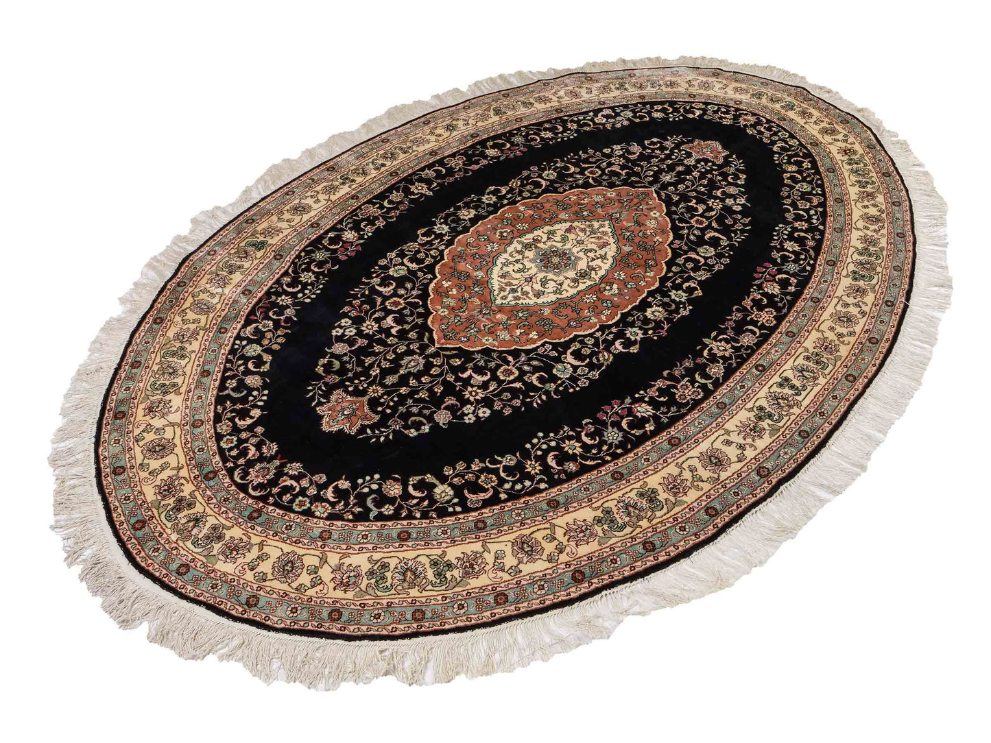 Sehr feiner, handgeknüpfter, ovaler, chinesischer Orientteppich mit Ghom Design aus Kunstseide, schwarz, creme. 238x153 cm. Verkauf durch Jupiter Intl.