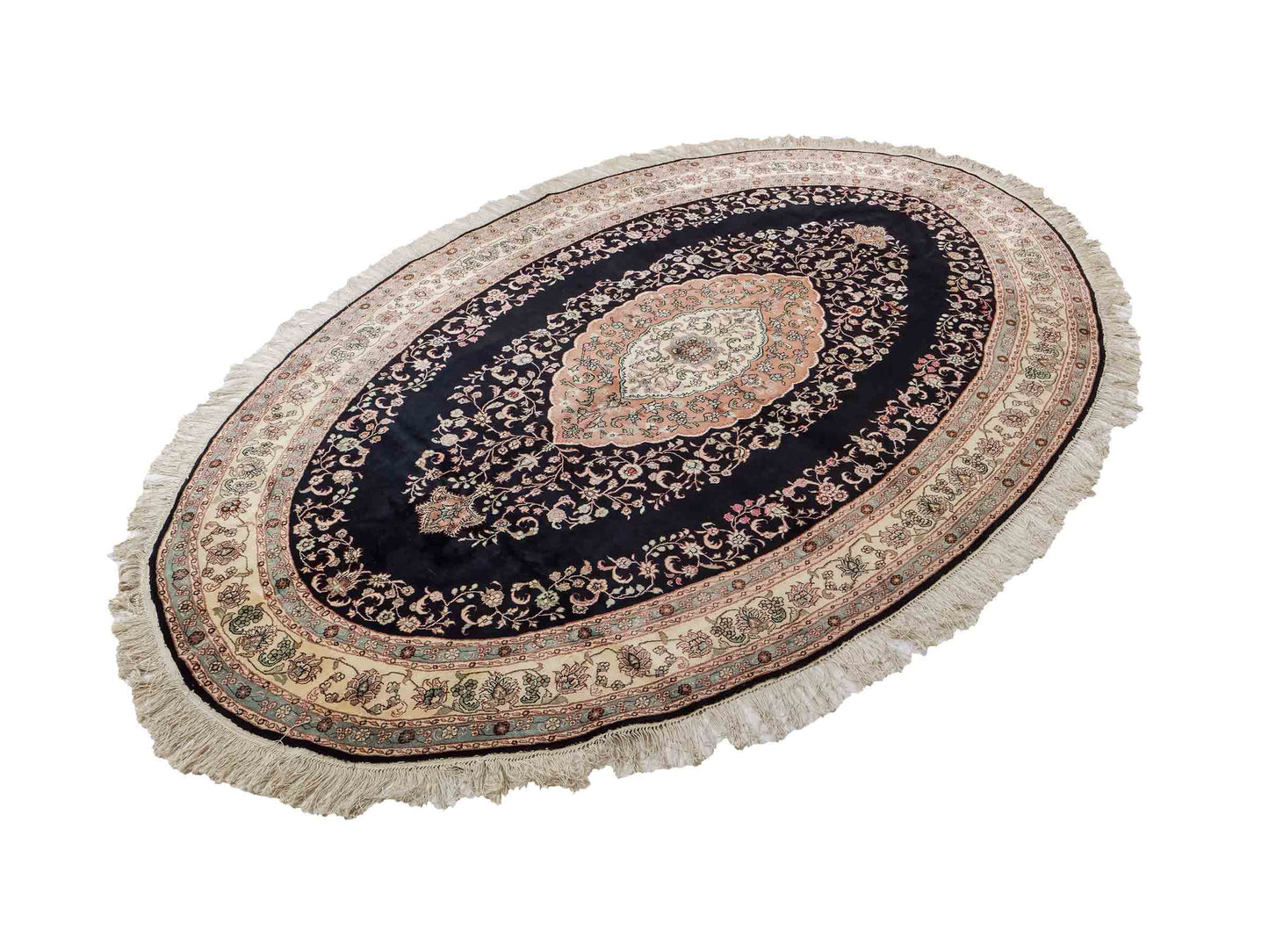 Sehr feiner, handgeknüpfter, ovaler, chinesischer Orientteppich mit Ghom Design aus Kunstseide, schwarz, creme. 238x153 cm. Verkauf durch Jupiter Intl.