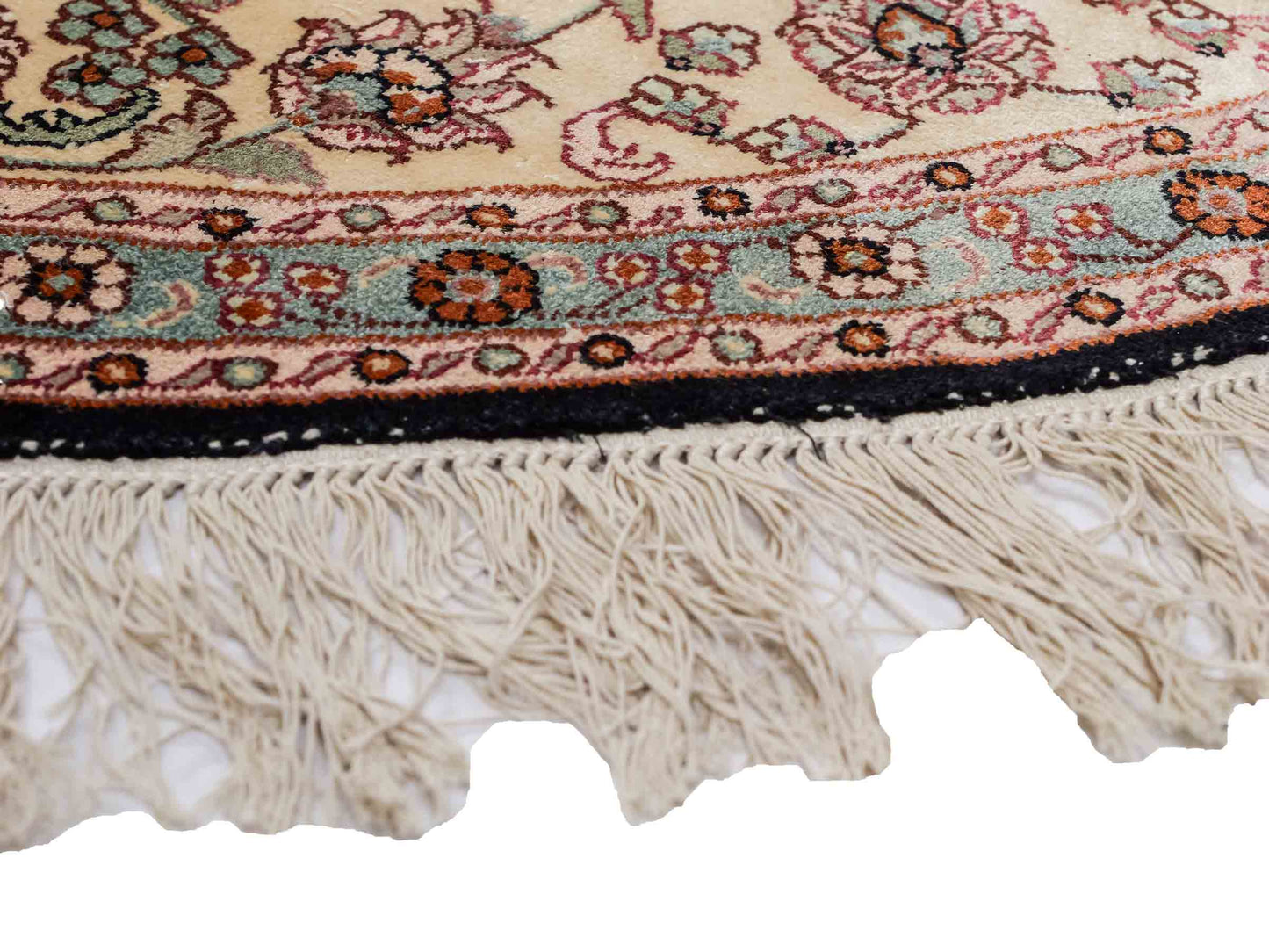 Sehr feiner, handgeknüpfter, ovaler, chinesischer Orientteppich mit Ghom Design aus Kunstseide, schwarz, creme. 238x153 cm. Verkauf durch Jupiter Intl.