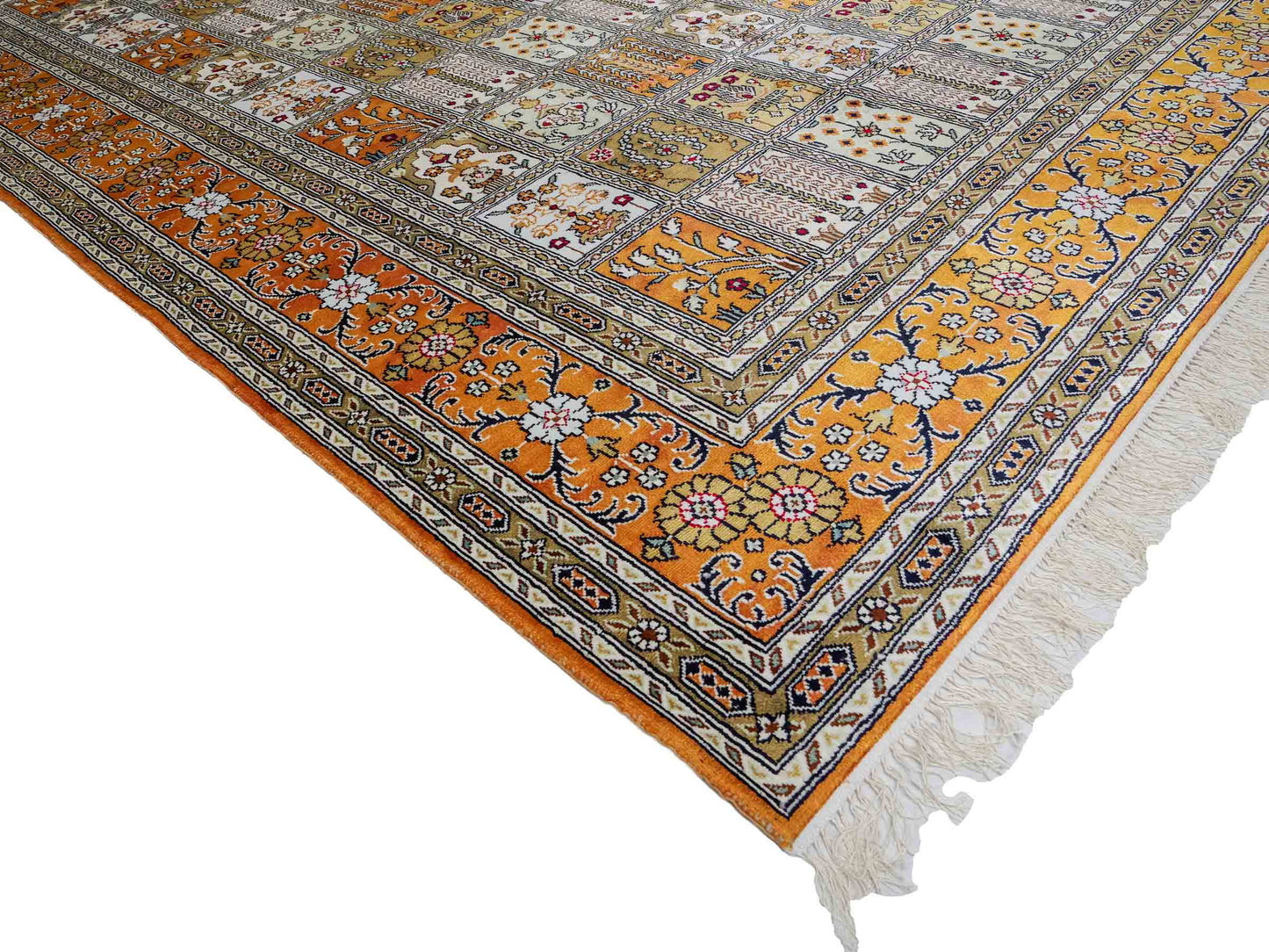 Feiner, handgeknüpfter, chinesischer Orientteppich mit Ghom Design aus Kunstseide, braun, oliv, creme. 267x181 cm. Verkauf durch Jupiter Intl.