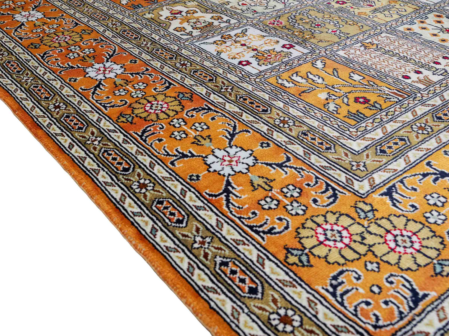 Feiner, handgeknüpfter, chinesischer Orientteppich mit Ghom Design aus Kunstseide, braun, oliv, creme. 267x181 cm. Verkauf durch Jupiter Intl.