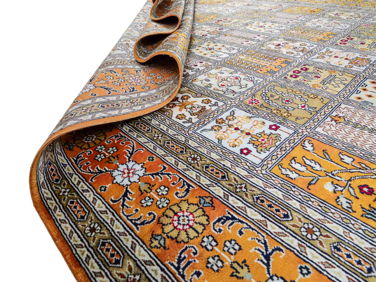 Feiner, handgeknüpfter, chinesischer Orientteppich mit Ghom Design aus Kunstseide, braun, oliv, creme. 267x181 cm. Verkauf durch Jupiter Intl.