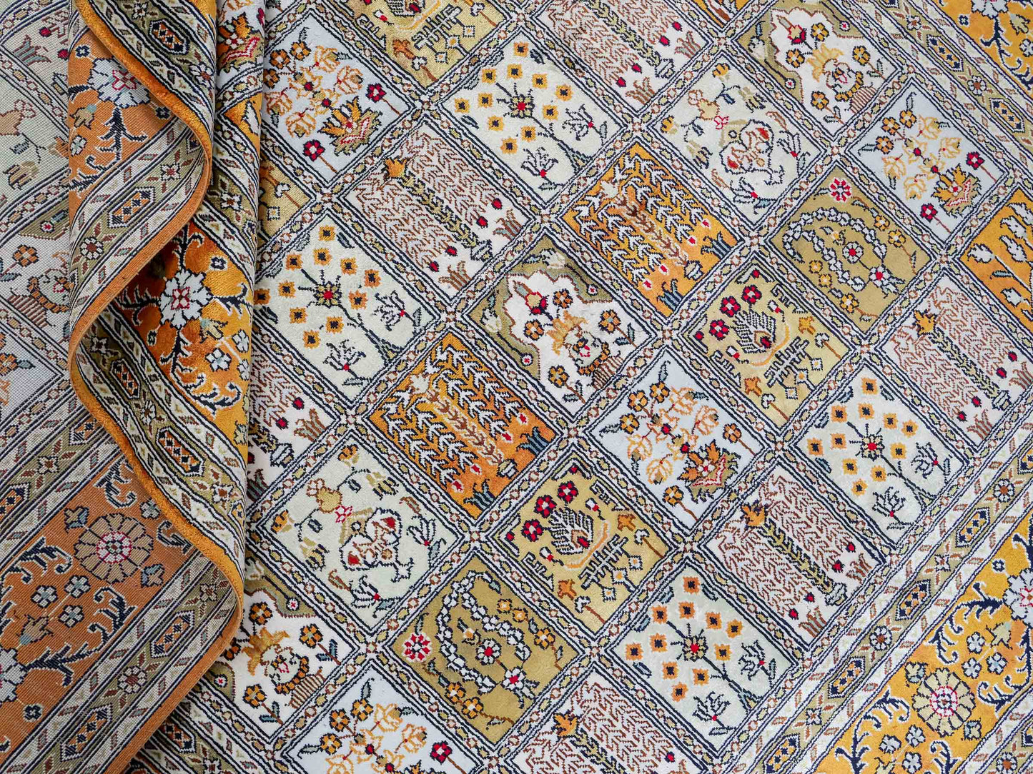 Feiner, handgeknüpfter, chinesischer Orientteppich mit Ghom Design aus Kunstseide, braun, oliv, creme. 267x181 cm. Verkauf durch Jupiter Intl.