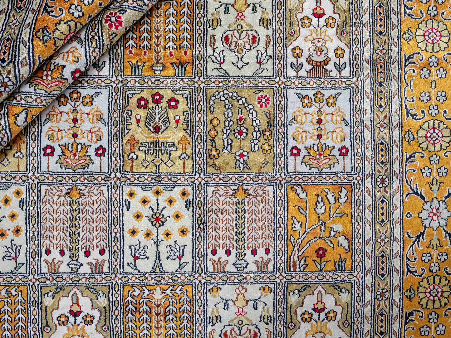 Feiner, handgeknüpfter, chinesischer Orientteppich mit Ghom Design aus Kunstseide, braun, oliv, creme. 267x181 cm. Verkauf durch Jupiter Intl.