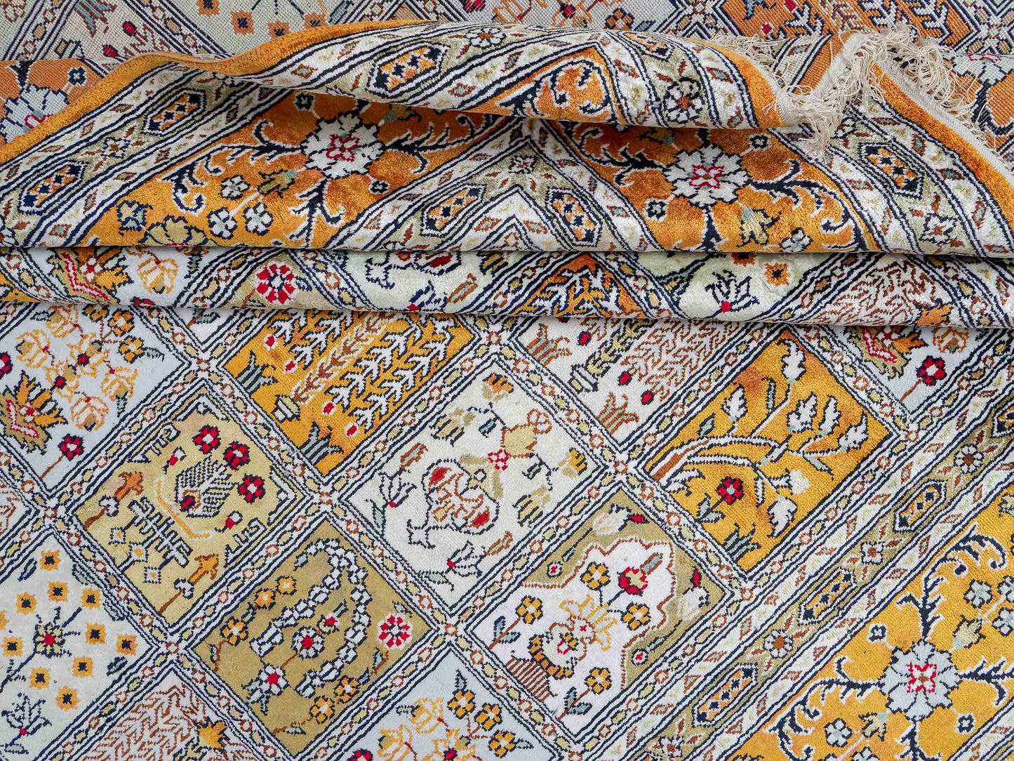 Feiner, handgeknüpfter, chinesischer Orientteppich mit Ghom Design aus Kunstseide, braun, oliv, creme. 267x181 cm. Verkauf durch Jupiter Intl.