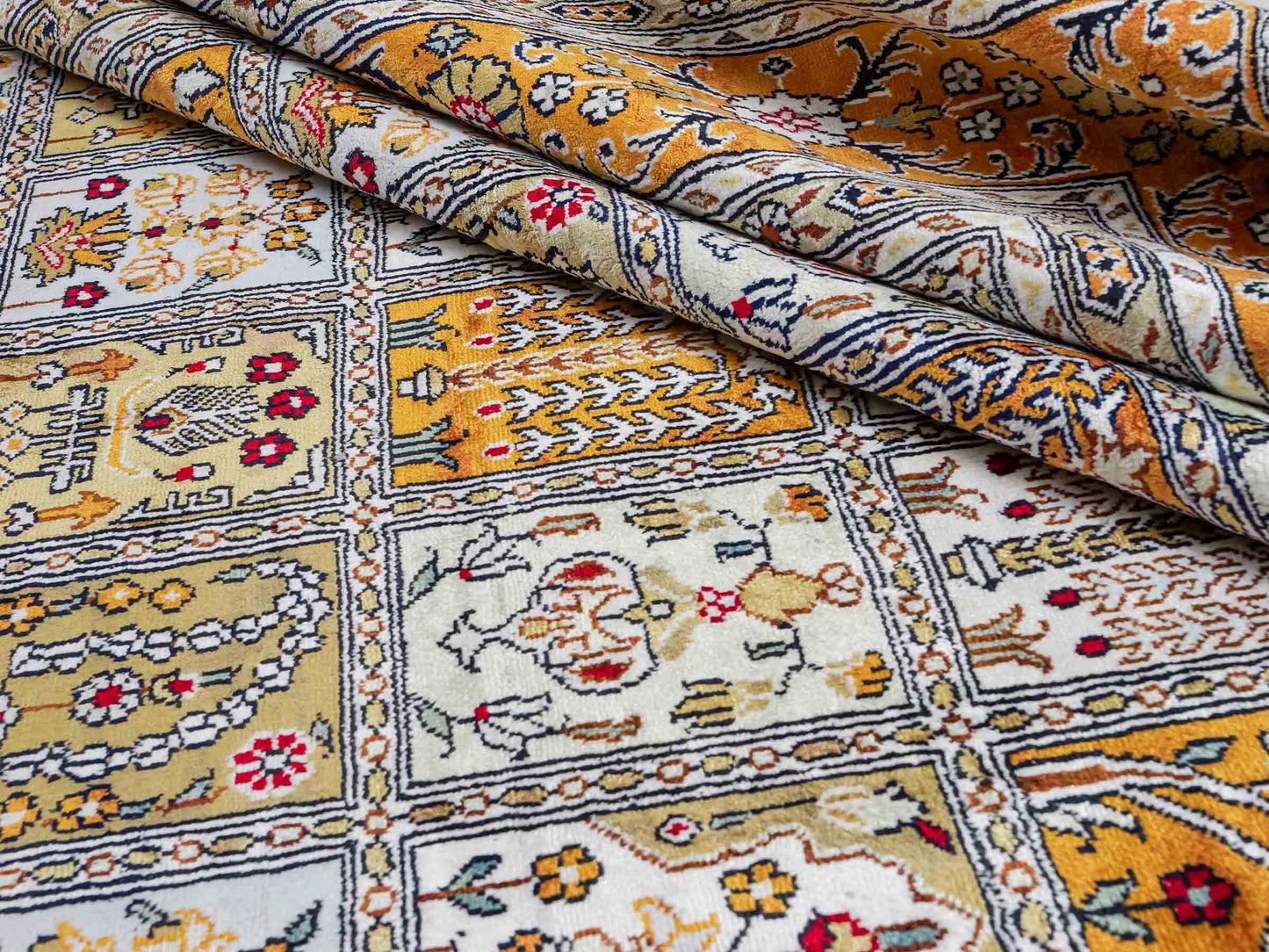 Feiner, handgeknüpfter, chinesischer Orientteppich mit Ghom Design aus Kunstseide, braun, oliv, creme. 267x181 cm. Verkauf durch Jupiter Intl.