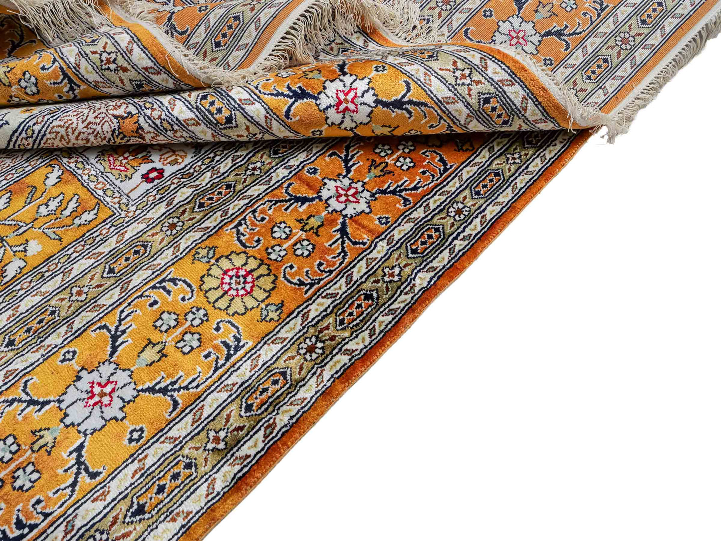 Feiner, handgeknüpfter, chinesischer Orientteppich mit Ghom Design aus Kunstseide, braun, oliv, creme. 267x181 cm. Verkauf durch Jupiter Intl.