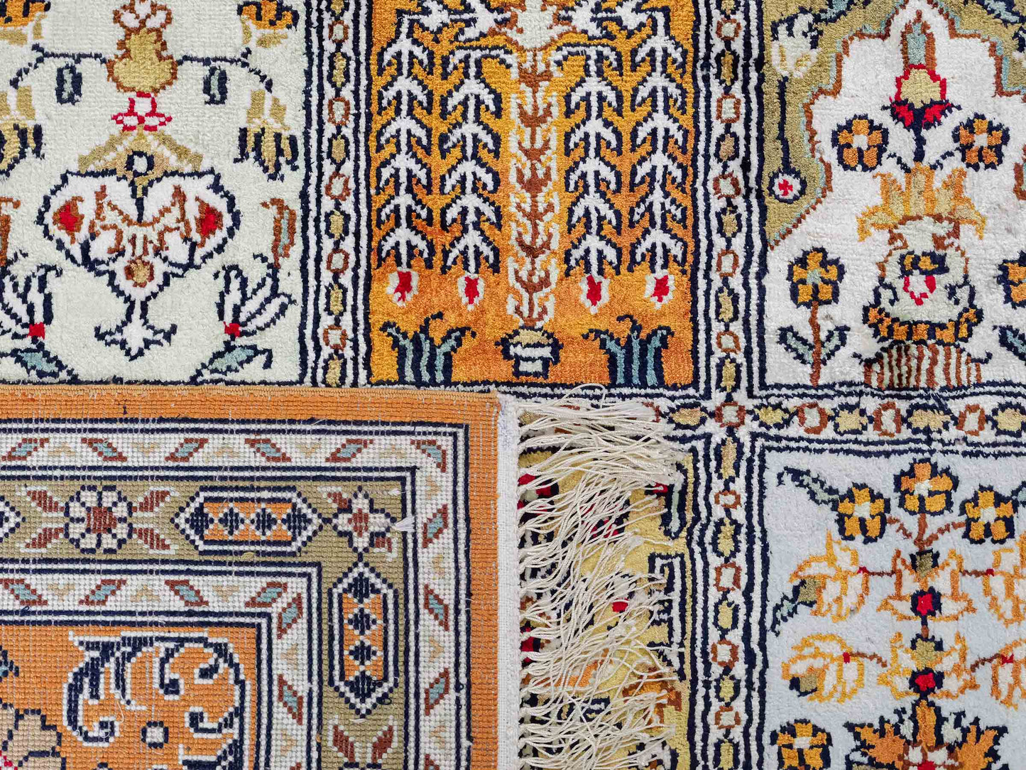 Feiner, handgeknüpfter, chinesischer Orientteppich mit Ghom Design aus Kunstseide, braun, oliv, creme. 267x181 cm. Verkauf durch Jupiter Intl.