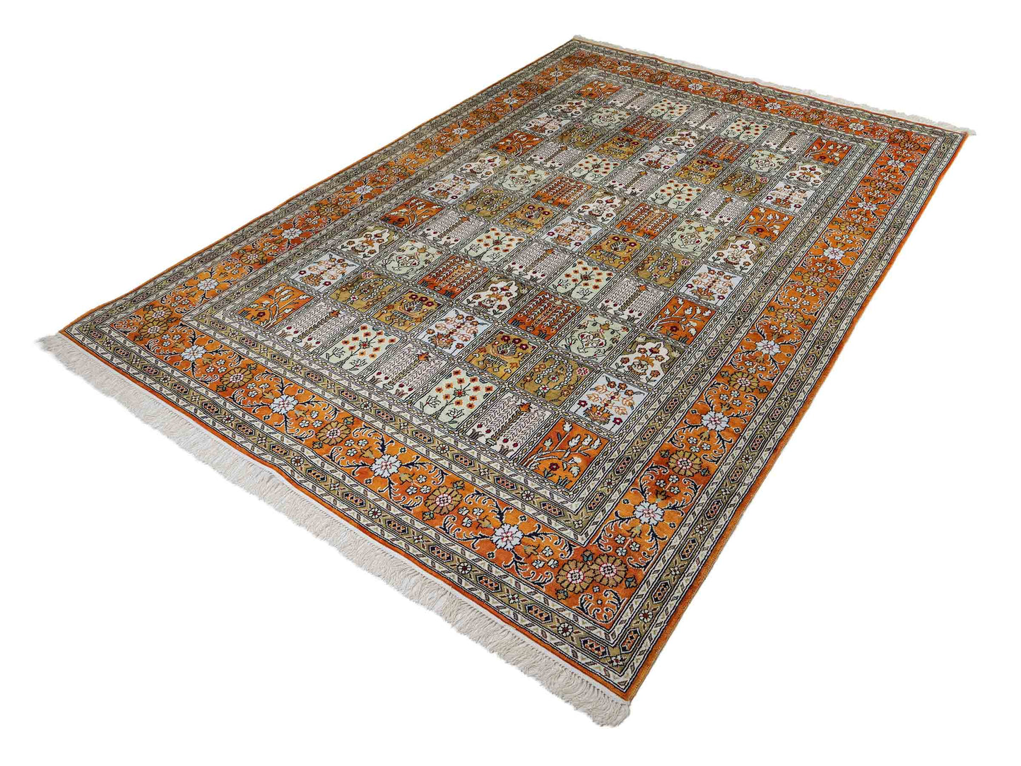 Feiner, handgeknüpfter, chinesischer Orientteppich mit Ghom Design aus Kunstseide, braun, oliv, creme. 267x181 cm. Verkauf durch Jupiter Intl.