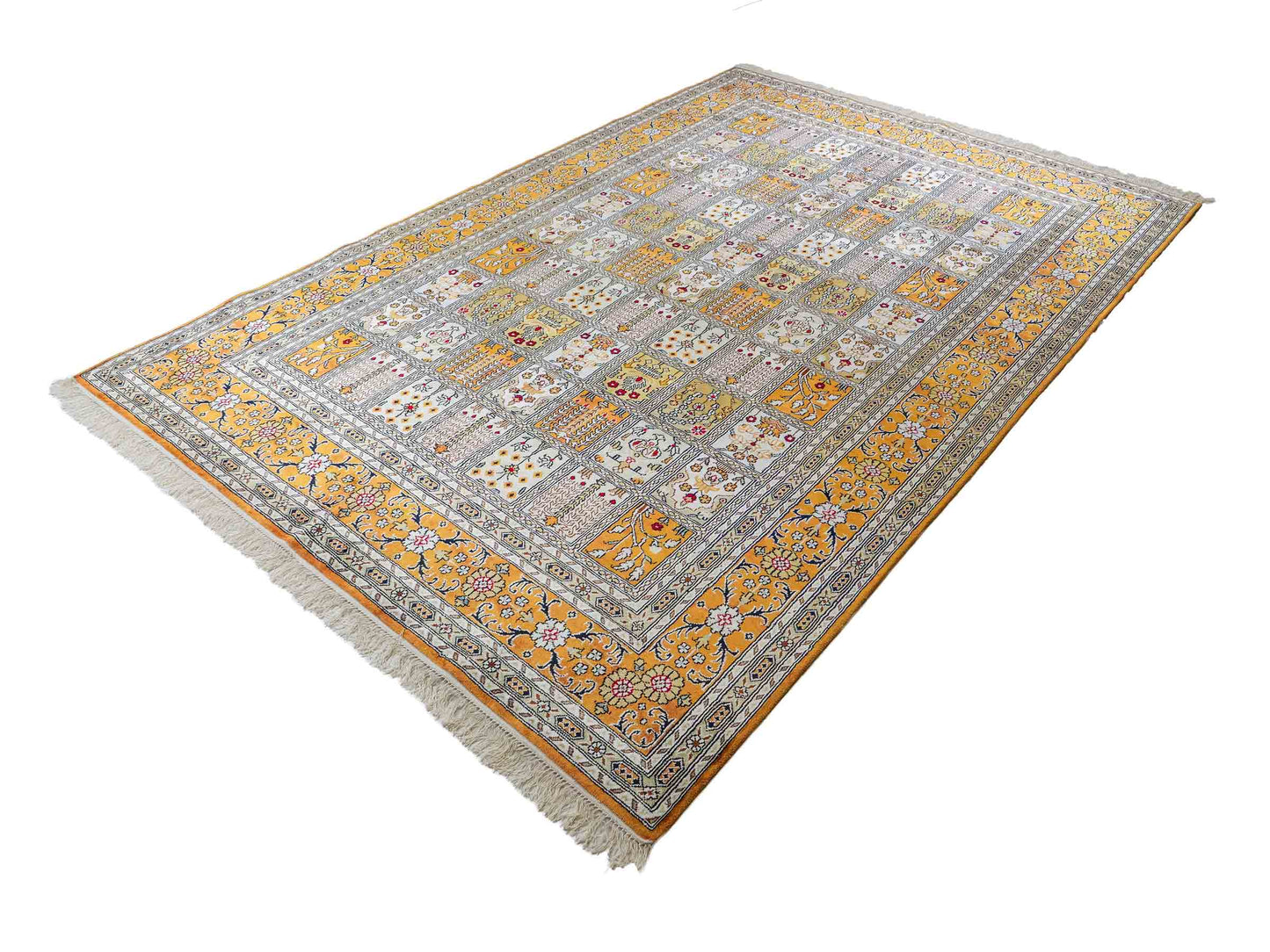 Feiner, handgeknüpfter, chinesischer Orientteppich mit Ghom Design aus Kunstseide, braun, oliv, creme. 267x181 cm. Verkauf durch Jupiter Intl.