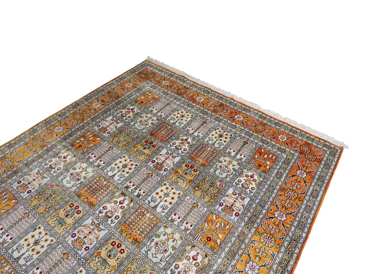 Feiner, handgeknüpfter, chinesischer Orientteppich mit Ghom Design aus Kunstseide, braun, oliv, creme. 267x181 cm. Verkauf durch Jupiter Intl.
