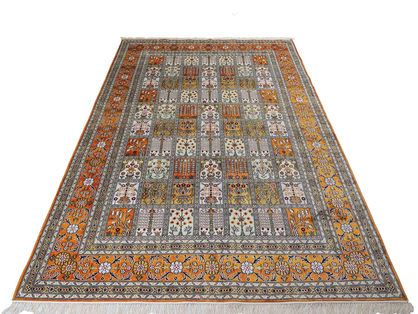 Feiner, handgeknüpfter, chinesischer Orientteppich mit Ghom Design aus Kunstseide, braun, oliv, creme. 267x181 cm. Verkauf durch Jupiter Intl.