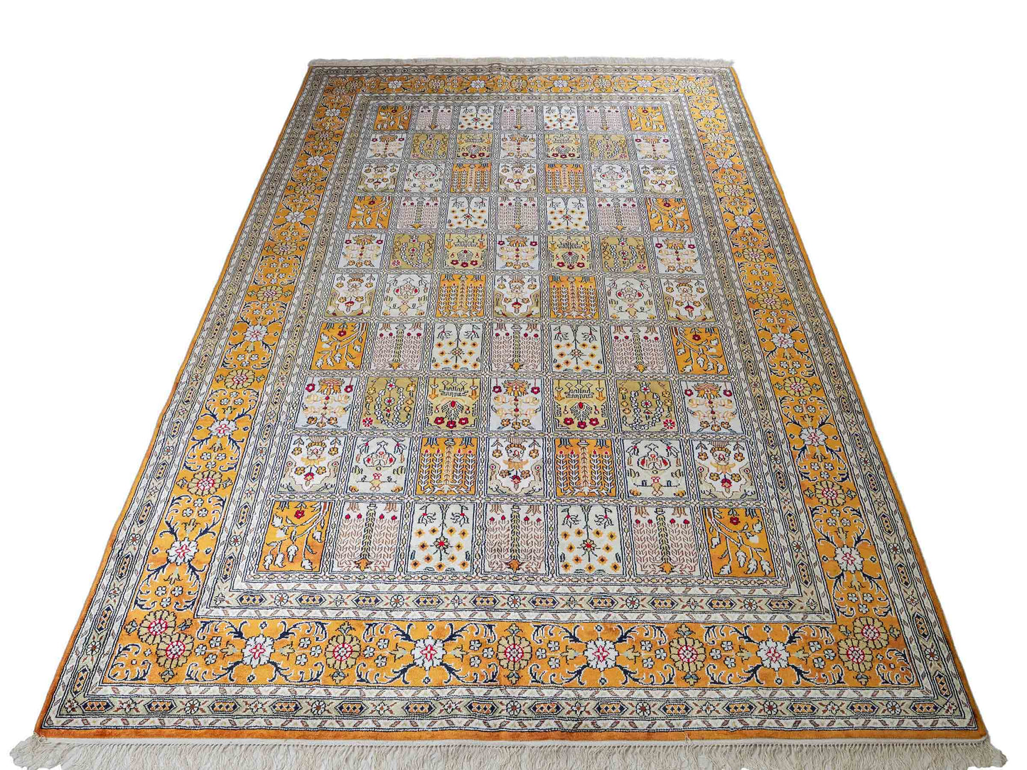 Feiner, handgeknüpfter, chinesischer Orientteppich mit Ghom Design aus Kunstseide, braun, oliv, creme. 267x181 cm. Verkauf durch Jupiter Intl.