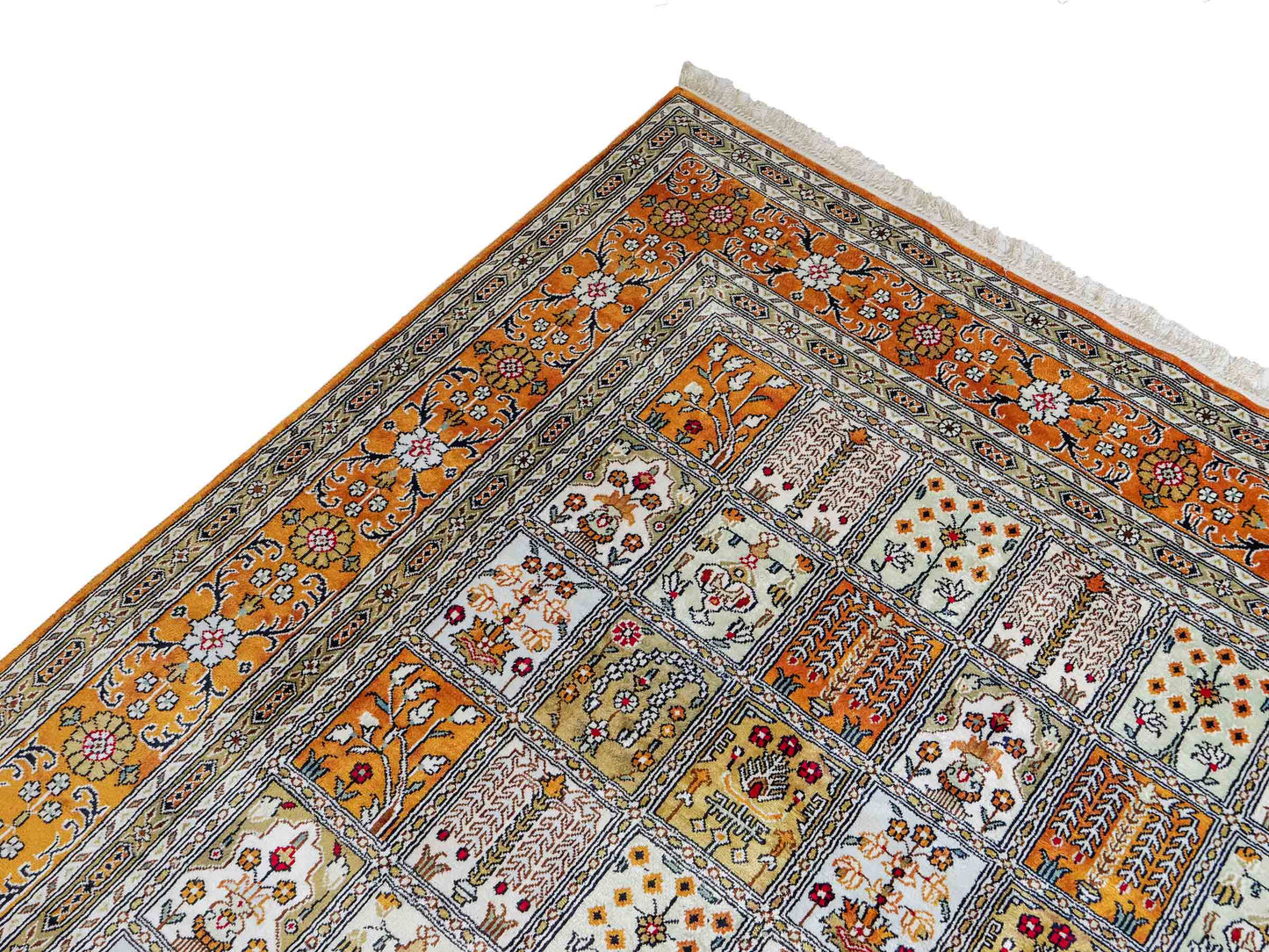 Feiner, handgeknüpfter, chinesischer Orientteppich mit Ghom Design aus Kunstseide, braun, oliv, creme. 267x181 cm. Verkauf durch Jupiter Intl.