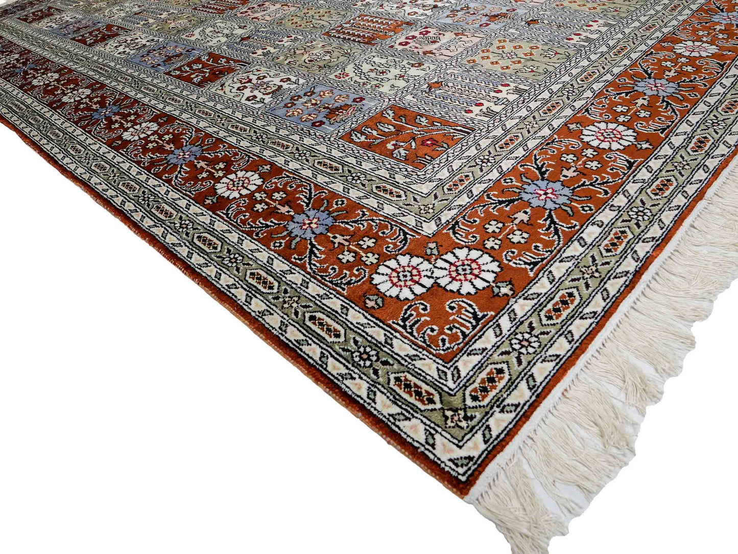 Feiner, handgeknüpfter, chinesischer Orientteppich mit Ghom Design aus Kunstseide, braun, multicolor. 268x181 cm. Verkauf durch Jupiter Intl.