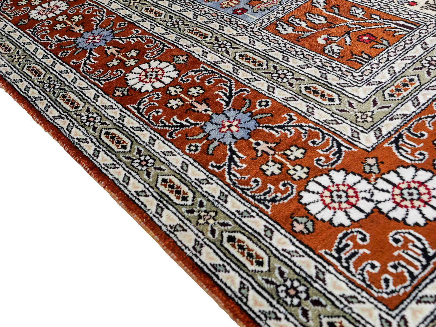 Feiner, handgeknüpfter, chinesischer Orientteppich mit Ghom Design aus Kunstseide, braun, multicolor. 268x181 cm. Verkauf durch Jupiter Intl.