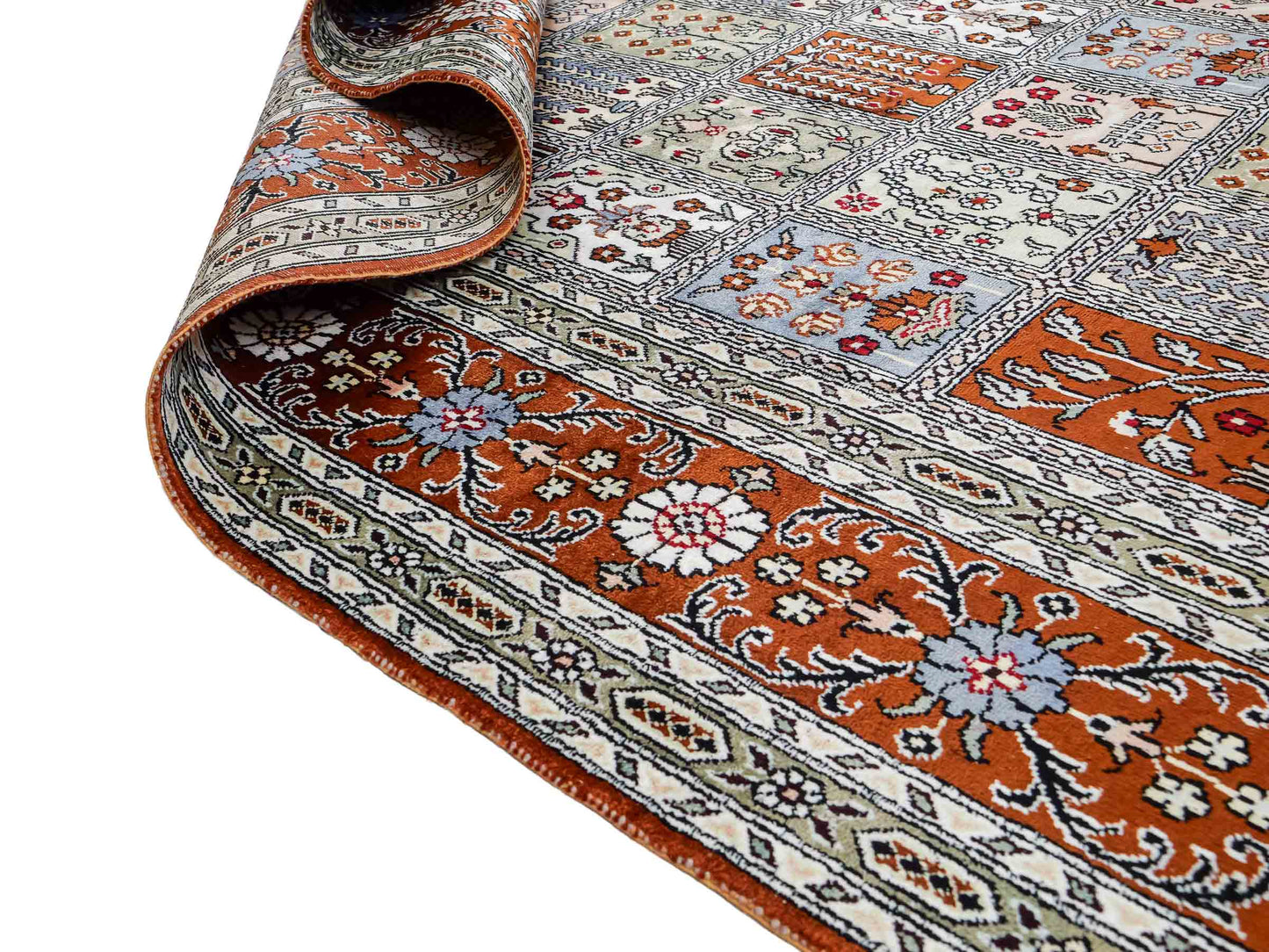 Feiner, handgeknüpfter, chinesischer Orientteppich mit Ghom Design aus Kunstseide, braun, multicolor. 268x181 cm. Verkauf durch Jupiter Intl.