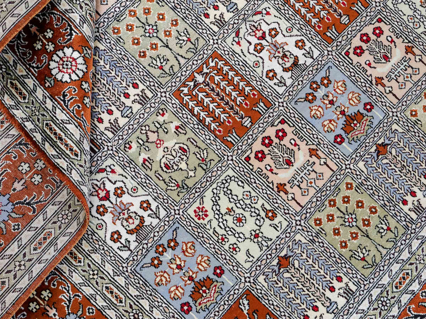 Feiner, handgeknüpfter, chinesischer Orientteppich mit Ghom Design aus Kunstseide, braun, multicolor. 268x181 cm. Verkauf durch Jupiter Intl.