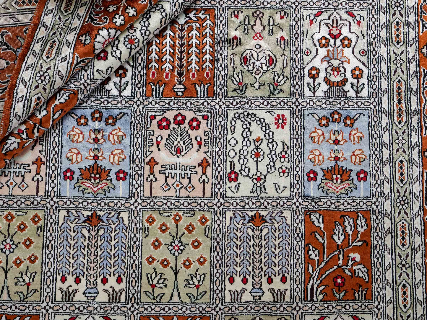 Feiner, handgeknüpfter, chinesischer Orientteppich mit Ghom Design aus Kunstseide, braun, multicolor. 268x181 cm. Verkauf durch Jupiter Intl.