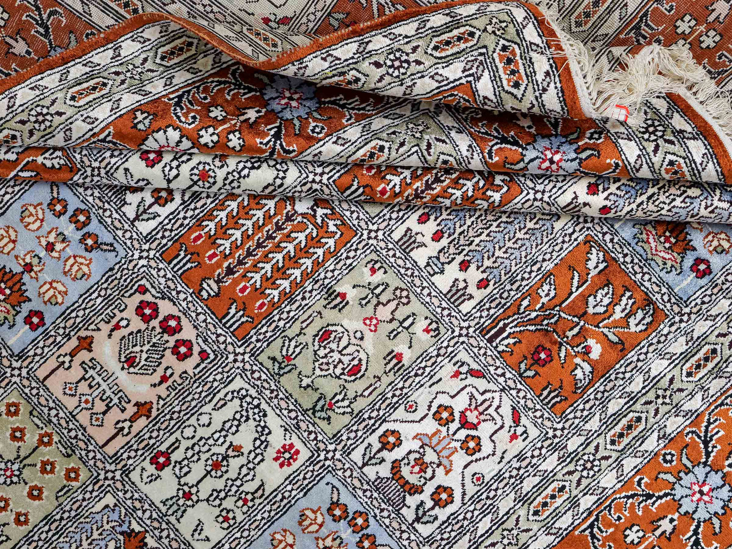 Feiner, handgeknüpfter, chinesischer Orientteppich mit Ghom Design aus Kunstseide, braun, multicolor. 268x181 cm. Verkauf durch Jupiter Intl.