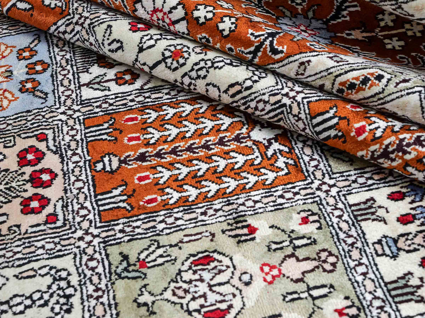 Feiner, handgeknüpfter, chinesischer Orientteppich mit Ghom Design aus Kunstseide, braun, multicolor. 268x181 cm. Verkauf durch Jupiter Intl.