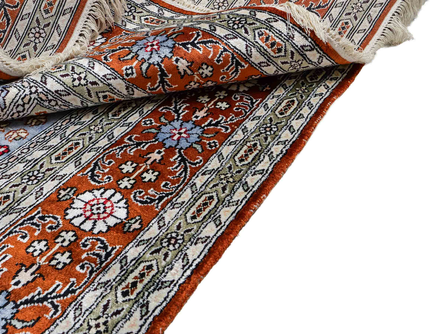 Feiner, handgeknüpfter, chinesischer Orientteppich mit Ghom Design aus Kunstseide, braun, multicolor. 268x181 cm. Verkauf durch Jupiter Intl.
