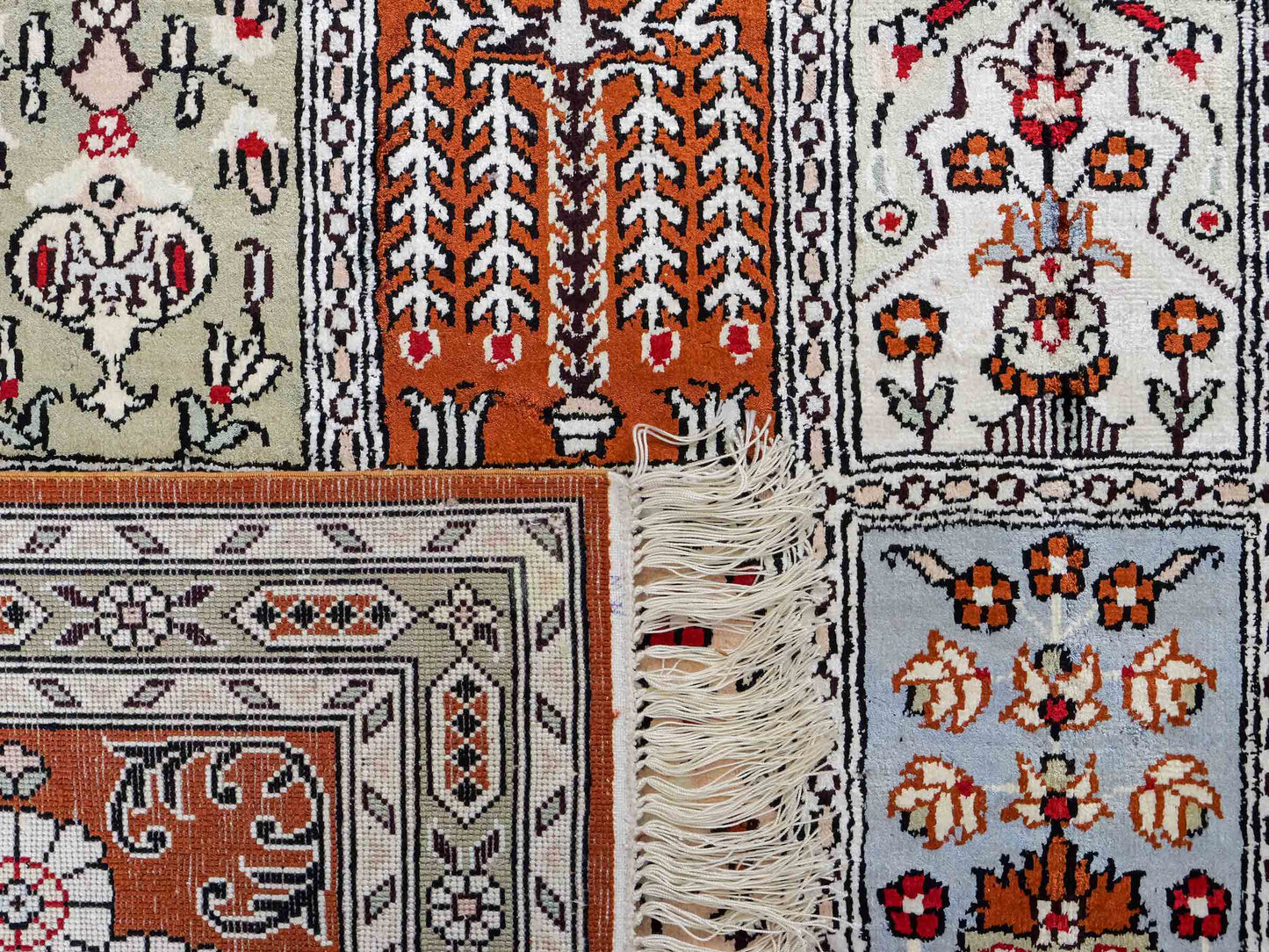 Feiner, handgeknüpfter, chinesischer Orientteppich mit Ghom Design aus Kunstseide, braun, multicolor. 268x181 cm. Verkauf durch Jupiter Intl.