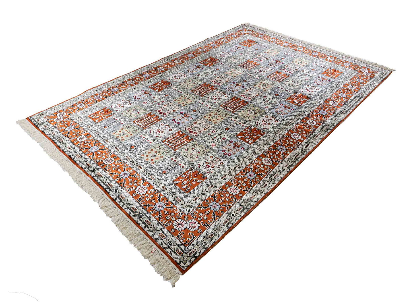 Feiner, handgeknüpfter, chinesischer Orientteppich mit Ghom Design aus Kunstseide, braun, multicolor. 268x181 cm. Verkauf durch Jupiter Intl.