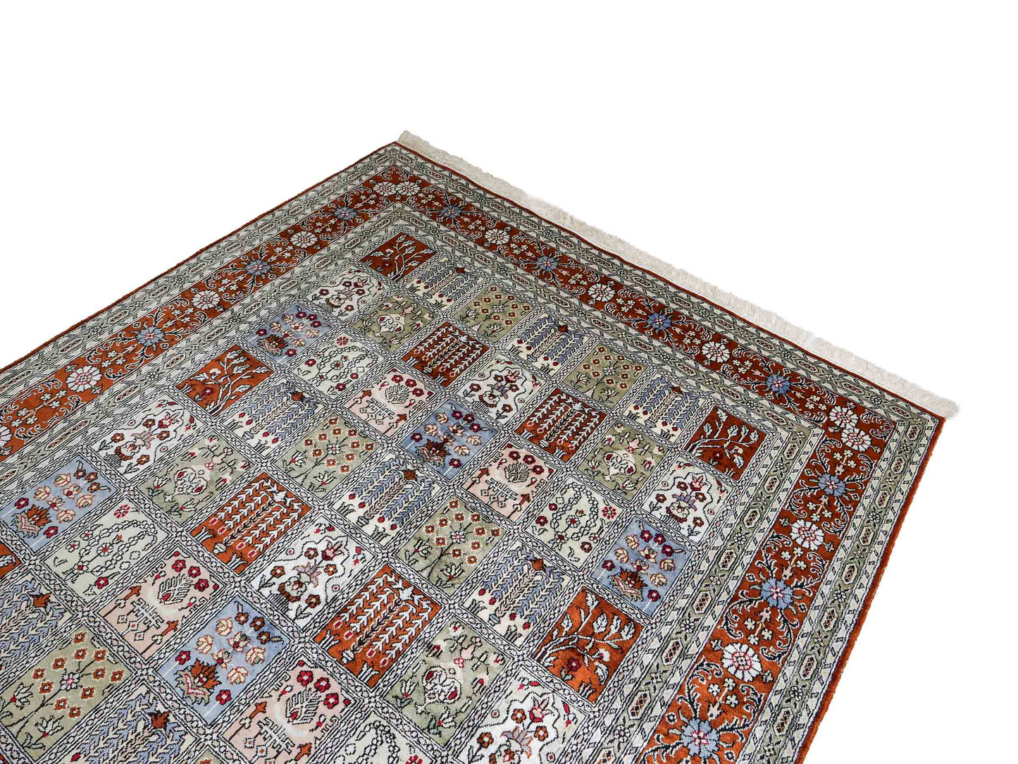 Feiner, handgeknüpfter, chinesischer Orientteppich mit Ghom Design aus Kunstseide, braun, multicolor. 268x181 cm. Verkauf durch Jupiter Intl.