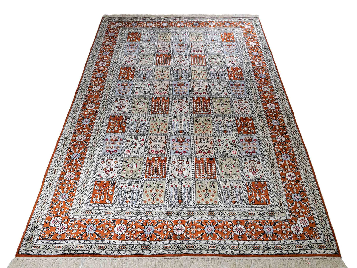 Feiner, handgeknüpfter, chinesischer Orientteppich mit Ghom Design aus Kunstseide, braun, multicolor. 268x181 cm. Verkauf durch Jupiter Intl.