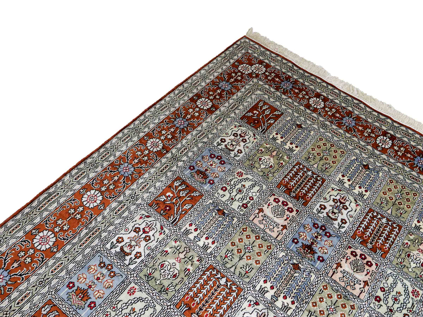 Feiner, handgeknüpfter, chinesischer Orientteppich mit Ghom Design aus Kunstseide, braun, multicolor. 268x181 cm. Verkauf durch Jupiter Intl.