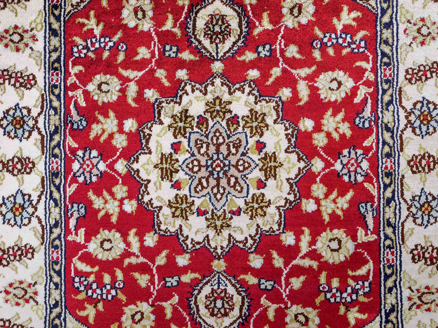 Sehr feiner, handgeknüpfter, chinesischer Orientteppich mit Ghom Design aus Kunstseide, rot, creme, weiß. 89x60 cm. Verkauf durch Jupiter Intl.