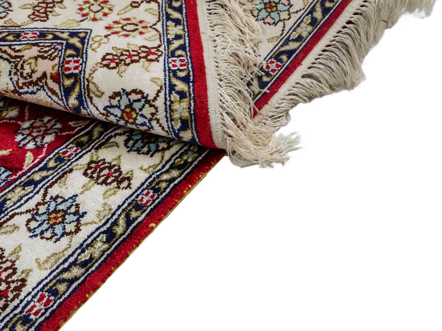 Sehr feiner, handgeknüpfter, chinesischer Orientteppich mit Ghom Design aus Kunstseide, rot, creme, weiß. 89x60 cm. Verkauf durch Jupiter Intl.