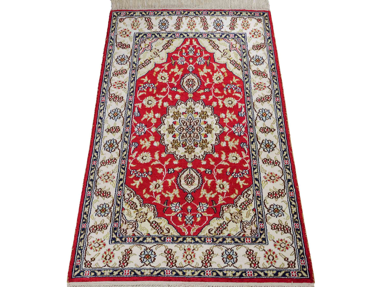 Sehr feiner, handgeknüpfter, chinesischer Orientteppich mit Ghom Design aus Kunstseide, rot, creme, weiß. 89x60 cm. Verkauf durch Jupiter Intl.