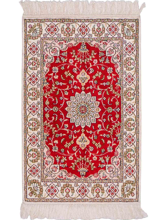 Feiner, handgeknüpfter, chinesischer Orientteppich mit Ghom Design aus Kunstseide, rot, weiß, creme. 89x62 cm. Verkauf durch Jupiter Intl.