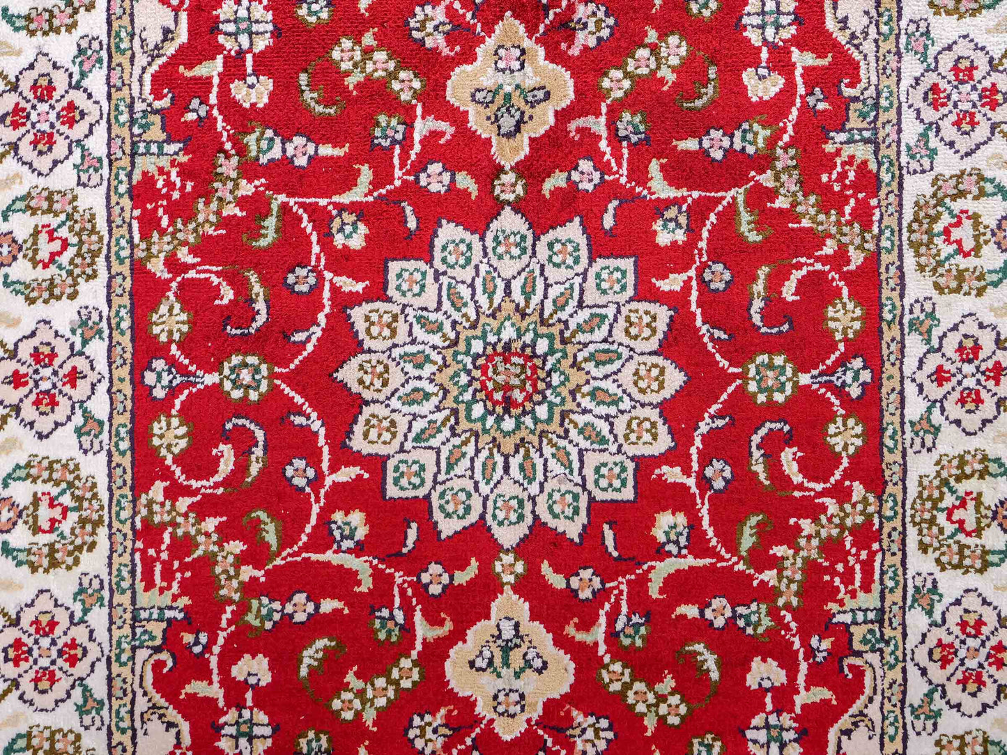 Feiner, handgeknüpfter, chinesischer Orientteppich mit Ghom Design aus Kunstseide, rot, weiß, creme. 89x62 cm. Verkauf durch Jupiter Intl.