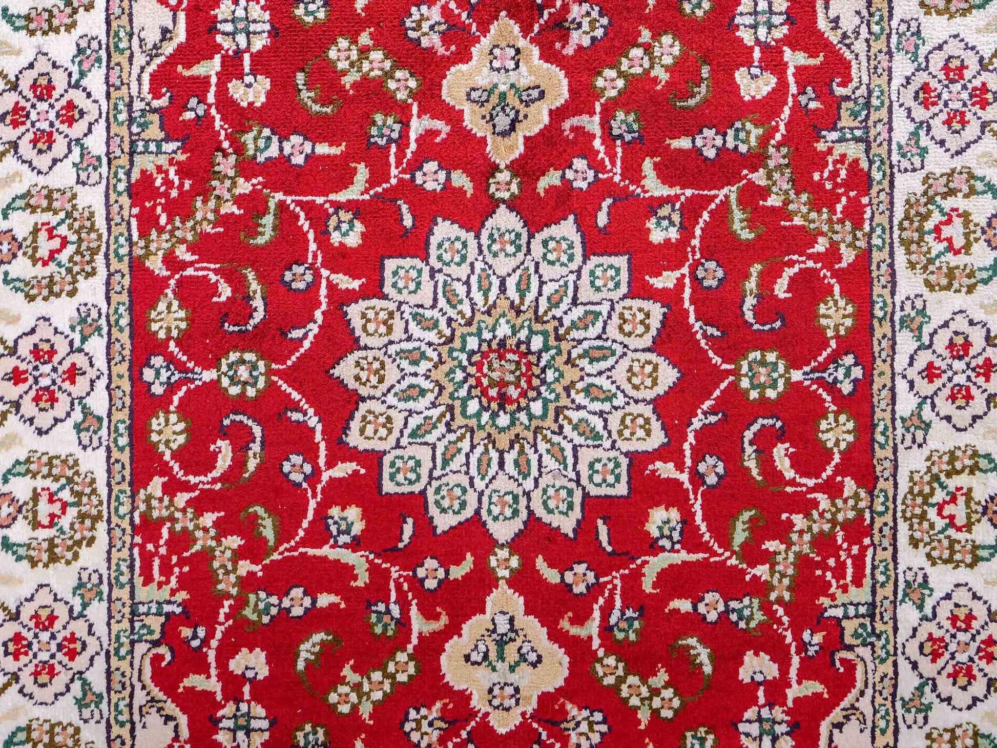 Feiner, handgeknüpfter, chinesischer Orientteppich mit Ghom Design aus Kunstseide, rot, weiß, creme. 89x62 cm. Verkauf durch Jupiter Intl.