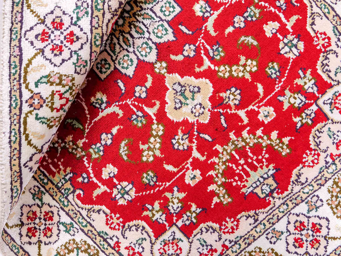 Feiner, handgeknüpfter, chinesischer Orientteppich mit Ghom Design aus Kunstseide, rot, weiß, creme. 89x62 cm. Verkauf durch Jupiter Intl.