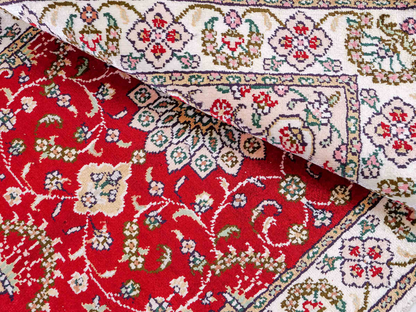 Feiner, handgeknüpfter, chinesischer Orientteppich mit Ghom Design aus Kunstseide, rot, weiß, creme. 89x62 cm. Verkauf durch Jupiter Intl.