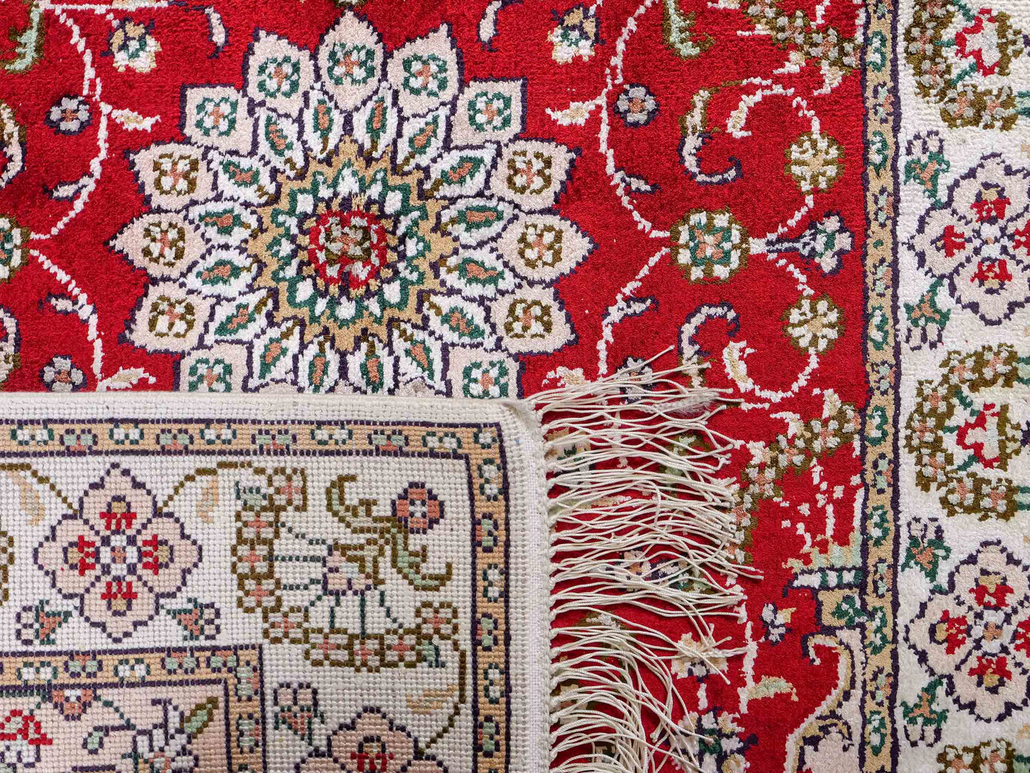 Feiner, handgeknüpfter, chinesischer Orientteppich mit Ghom Design aus Kunstseide, rot, weiß, creme. 89x62 cm. Verkauf durch Jupiter Intl.