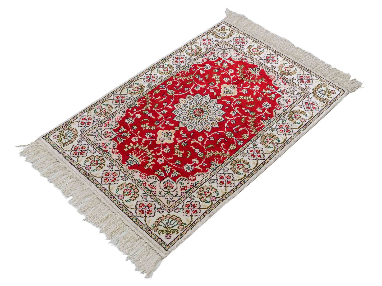 Feiner, handgeknüpfter, chinesischer Orientteppich mit Ghom Design aus Kunstseide, rot, weiß, creme. 89x62 cm. Verkauf durch Jupiter Intl.