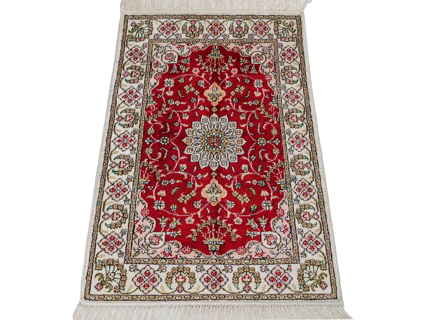 Feiner, handgeknüpfter, chinesischer Orientteppich mit Ghom Design aus Kunstseide, rot, weiß, creme. 89x62 cm. Verkauf durch Jupiter Intl.