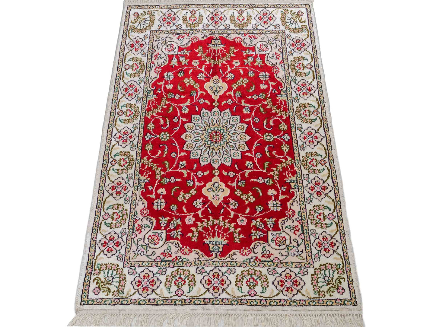 Feiner, handgeknüpfter, chinesischer Orientteppich mit Ghom Design aus Kunstseide, rot, weiß, creme. 89x62 cm. Verkauf durch Jupiter Intl.