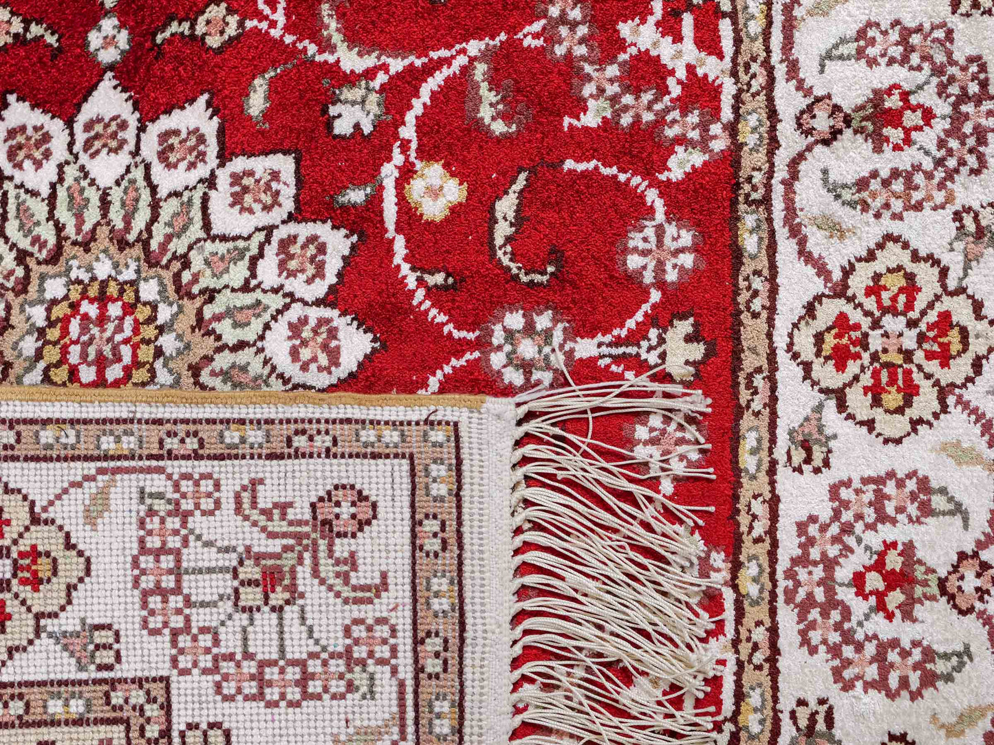 Feiner, handgeknüpfter, chinesischer Orientteppich mit Ghom Design aus Kunstseide, rot, weiß, creme. 89x62 cm. Verkauf durch Jupiter Intl.