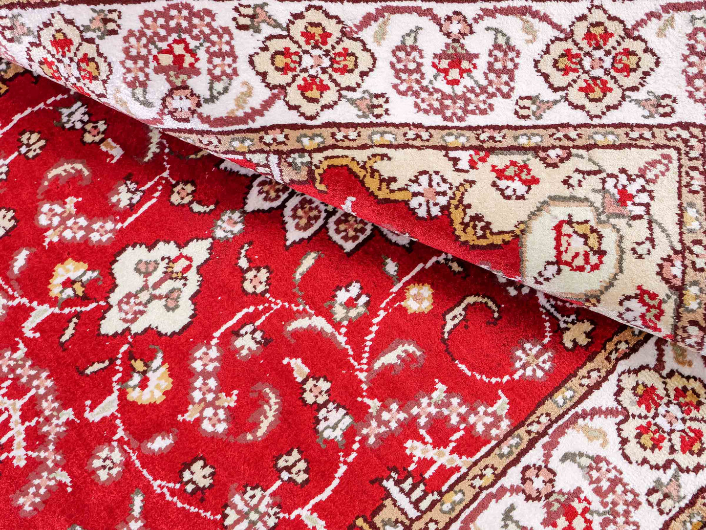 Feiner, handgeknüpfter, chinesischer Orientteppich mit Ghom Design aus Kunstseide, rot, creme, weiß. 90x62 cm. Verkauf durch Jupiter Intl.