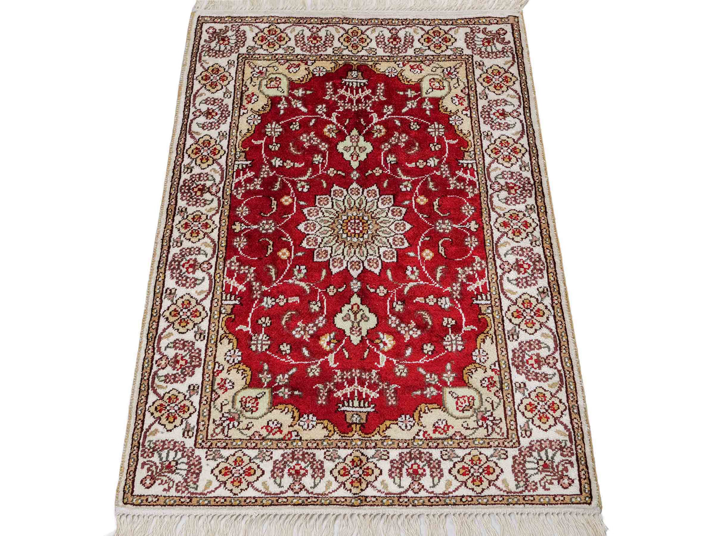 Feiner, handgeknüpfter, chinesischer Orientteppich mit Ghom Design aus Kunstseide, rot, creme, weiß. 90x62 cm. Verkauf durch Jupiter Intl.