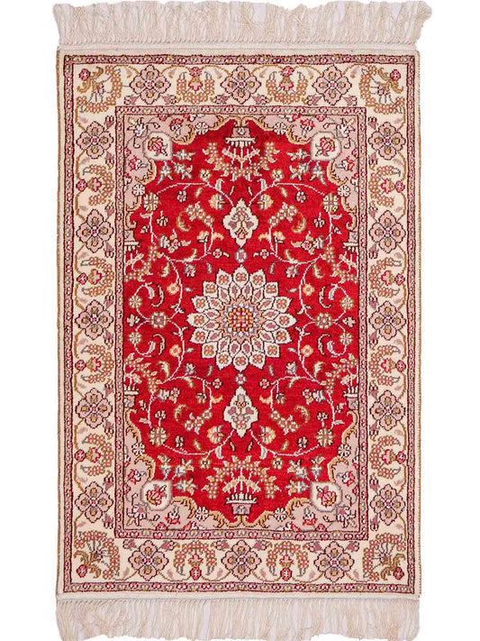 Feiner, handgeknüpfter, chinesischer Orientteppich mit Ghom Design aus Kunstseide, rot, weiß, creme. 91x60 cm. Verkauf durch Jupiter Intl.